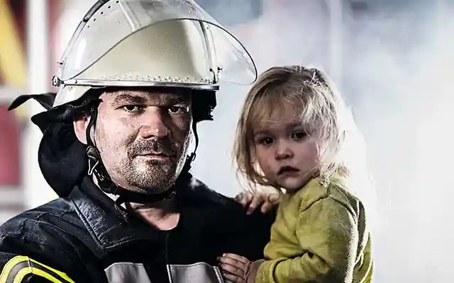 Feuerwehrmann mit Kind