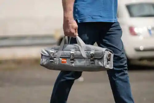 Vlitex Mann trägt Tasche